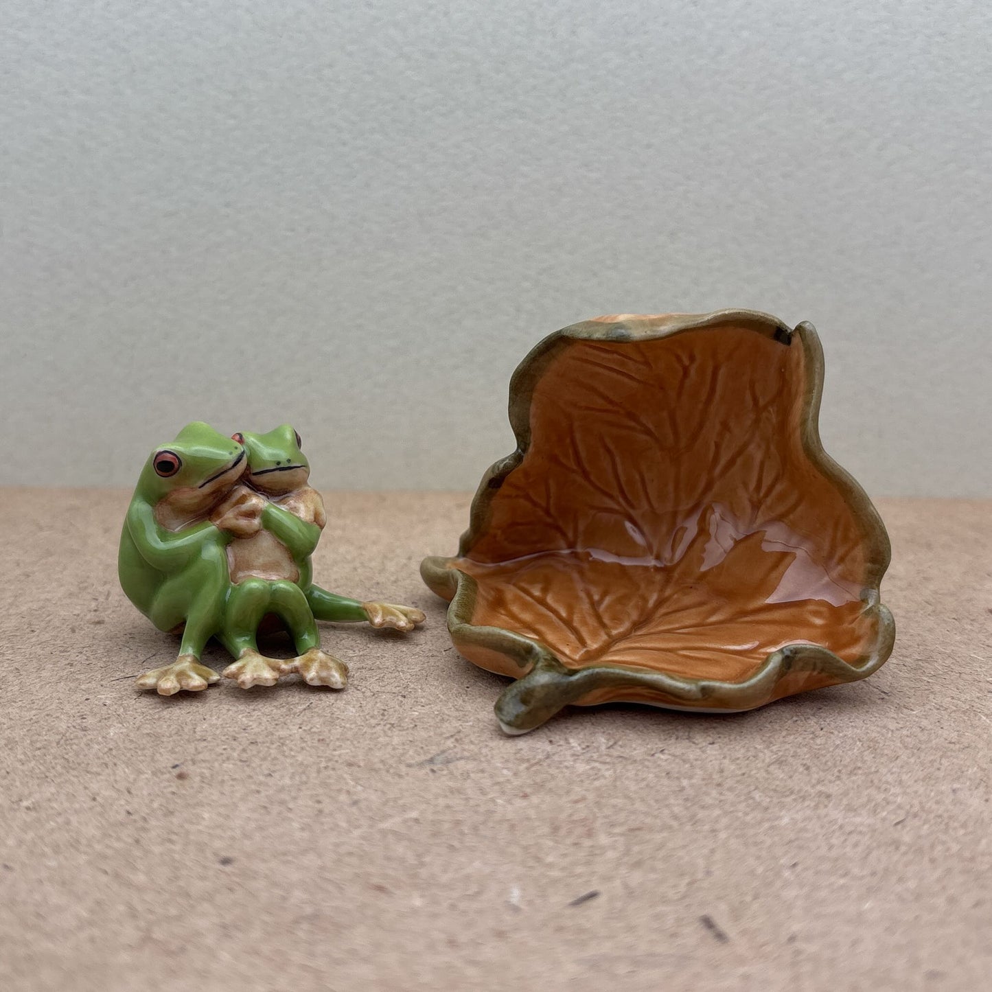 2 Frog Lovers on the leaf