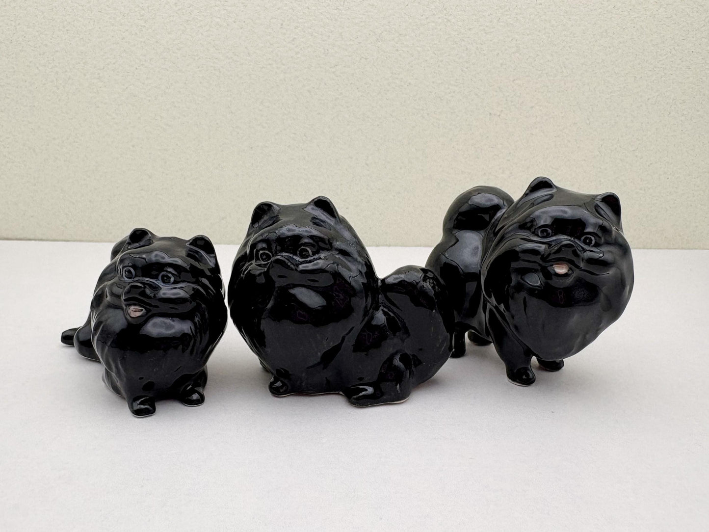 Adorable Ceramic Pomeranian Figurine Set – 3 Black Dog Sculptures for Animal Lovers, Collectors, and Elegant Home Decorations