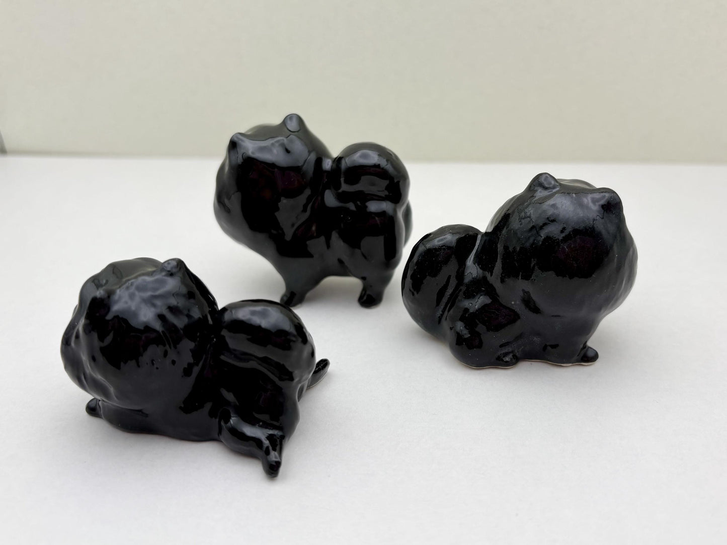 Adorable Ceramic Pomeranian Figurine Set – 3 Black Dog Sculptures for Animal Lovers, Collectors, and Elegant Home Decorations