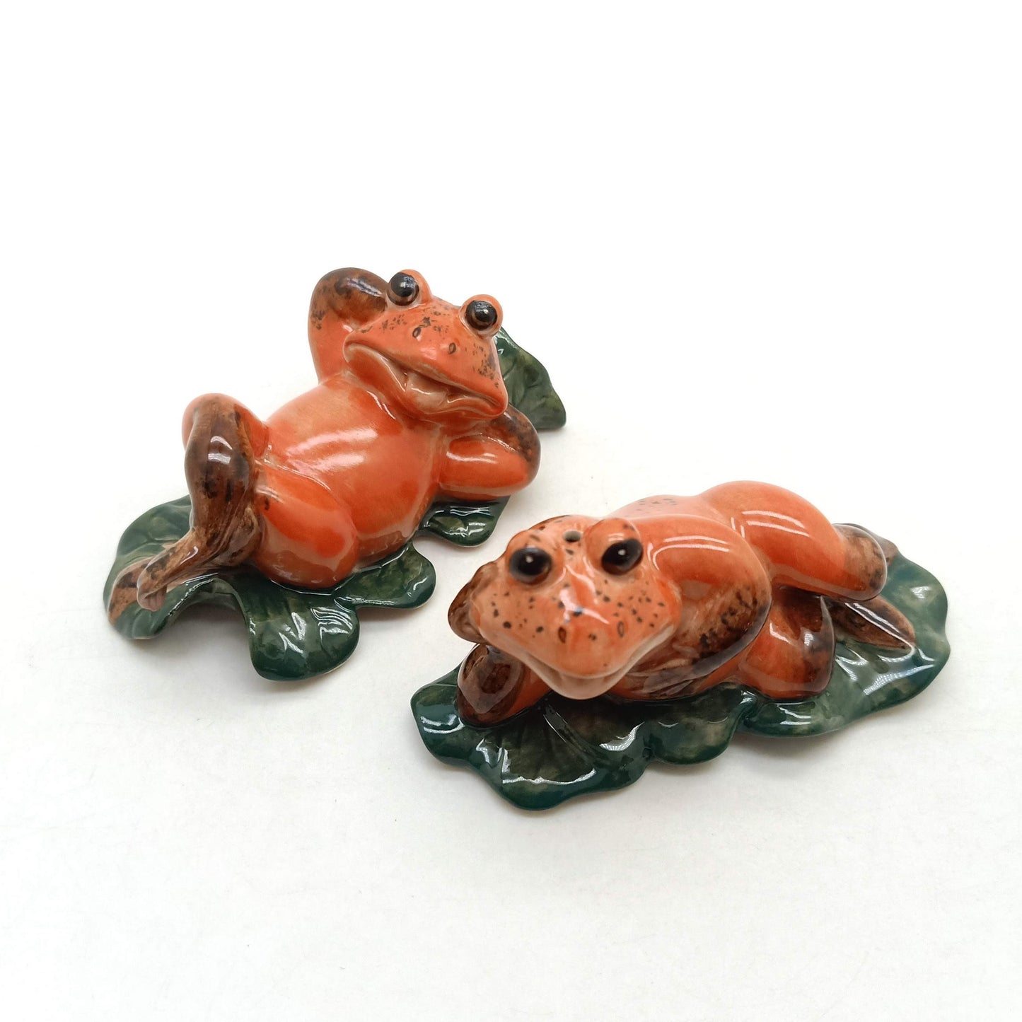 2 Frog Ceramic Figurine Salt Pepper Shaker Statue